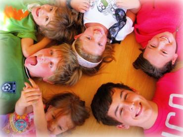 bambini-che-giocano-e-collaborano-il-convegno-L-vVWIVx